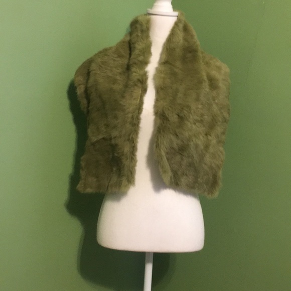 Beautiful soft green faux fur scarf - Picture 3 of 6
